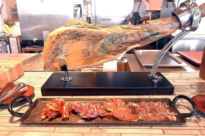 松山意舍酒店〈Que〉餐厅假日晚餐取餐台上「惊见」有整条〈伊比利火腿〉供客人自由取食。（图／姚舜）