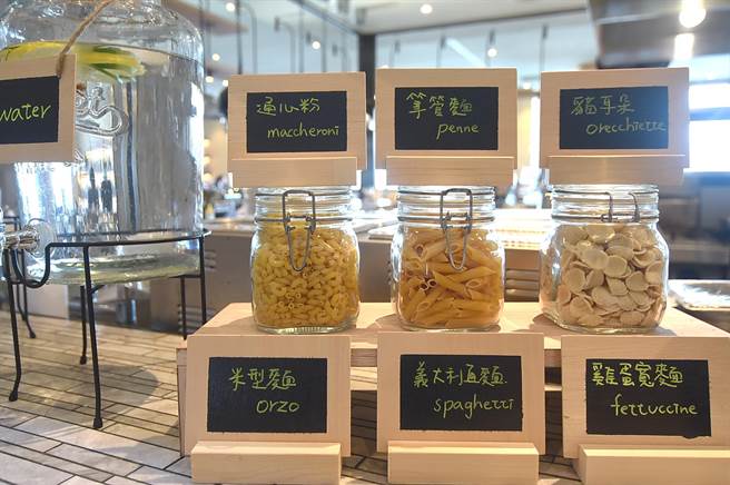 松山意舍酒店〈Que〉餐厅假日晚餐，可任选不同的Pasta，请厨师按自己想要的口味现点现炒。（图／姚舜）