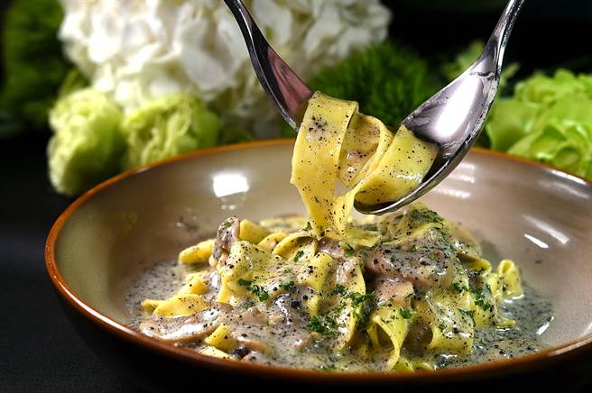 〈松露奶油鸡蛋宽板麵〉的风味浓郁，宽板麵带有咬劲，很道地。（图／姚舜）