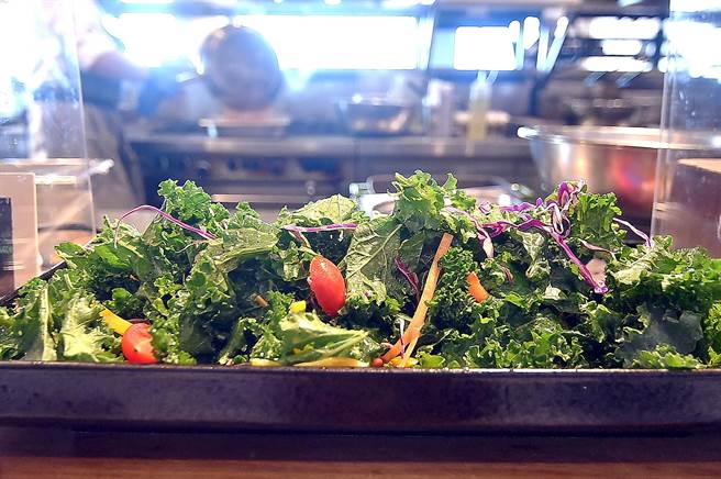 〈Que原木烧烤餐厅〉自助餐台沙拉区，也有用油醋提味的〈羽衣甘蓝沙拉〉让客人自由取食。（图／姚舜）
