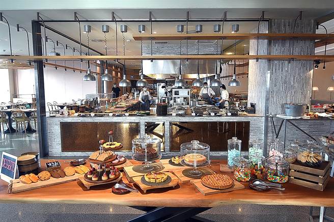 松山意舍酒店〈Que〉原木烧烤餐厅假日晚餐除牛、羊、猪排吃到饱，甜点的选择也很多样。（图／姚舜）