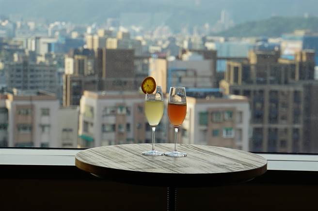 位在松山意舍酒店17楼的〈Que〉原木烧烤餐厅，除採光明亮并有不错的景观视野。（图／姚舜）