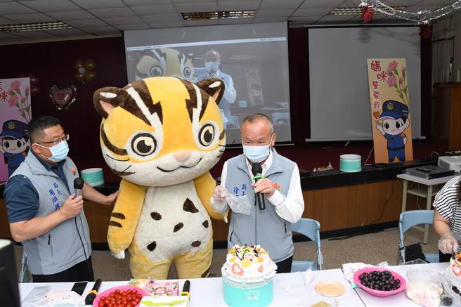 縣長徐耀昌也特別來到現場與大家同樂製作及裝飾蛋糕，並提前向大家祝賀母親節快樂。(戴志揚翻攝)
