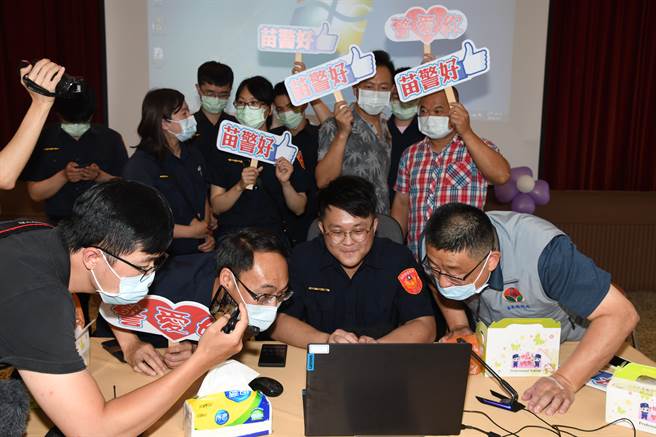 苗縣警局在母親節前夕特別規劃活動，以兒時回憶的溫馨小物，如母親送的小熊玩偶、返鄉車票、兒時相片等，透過視訊的方式，讓無法即時返家的警員和母親報平安，。(戴志揚翻攝)