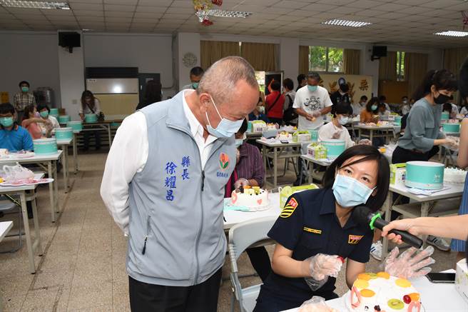 苗縣警局歡慶母親節，縣長同樂裝飾蛋糕超暖心。(戴志揚翻攝)