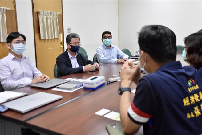 台中市经发局长张峯源向中科厂商允诺，中科后里园区将增设3处公车站牌。（台中市府提供／卢金足台中传真）