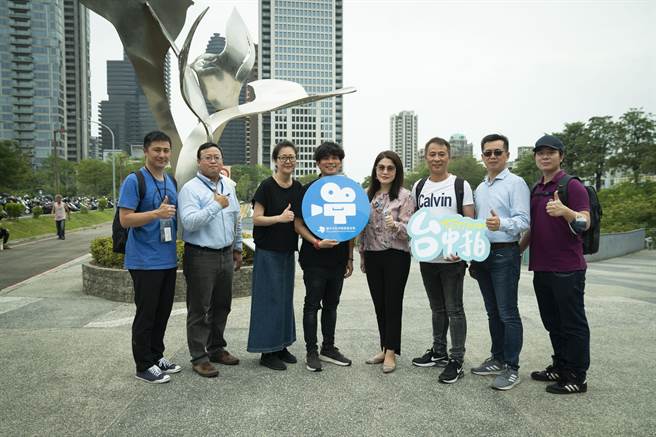 电影《我吃了那男孩一整年的早餐》正在台中取景，台中市影视发展基金会执行长林筱淇及市府新闻局日前前往探班并致赠台中特产，祝福剧组拍片顺利、票房长红。（台中市府提供／卢金足台中传真）