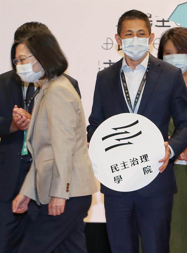 任青平台董事有無違反中立？吳怡農：不至於啦。(圖/趙雙傑攝)