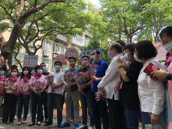 国民党主席江启臣、前主席朱立伦、前副主席郝龙斌、中广董事长赵少康今天上午现身内湖737市场，除了庆祝母亲节，也加强宣传公投。（赵婉淳摄）