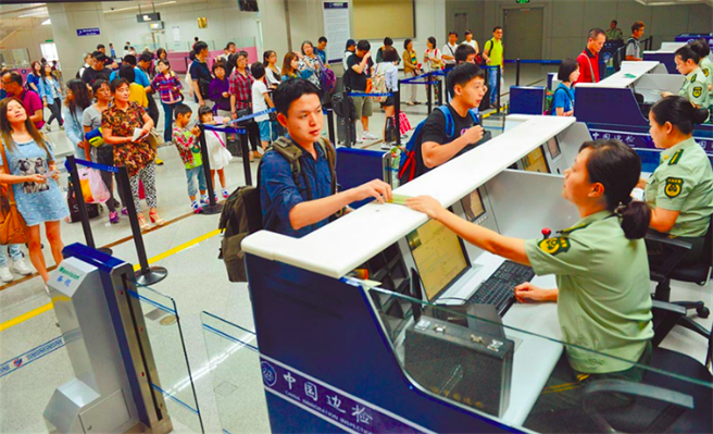 图为福州长乐国际机场入境大厅。（中新社）