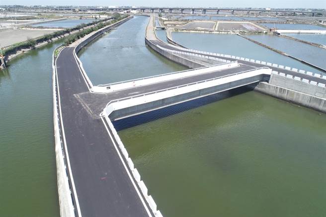 第七座完工的口湖乡下崙三号桥，是在原址上游60公尺处新建，周边道路也烫平，十分美观。（云林县府提供）