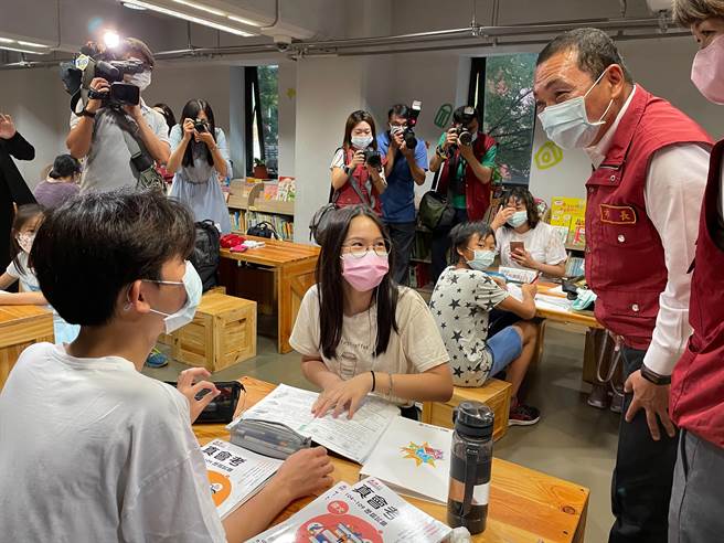 新北市长侯友宜今（8日）上午前往新北市艺文中心与板桥江子翠分馆视察防疫措施。（叶书宏摄）