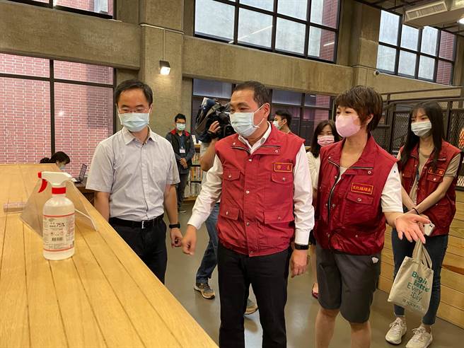 新北市长侯友宜今（8日）上午前往新北市艺文中心与板桥江子翠分馆视察防疫措施。（叶书宏摄）