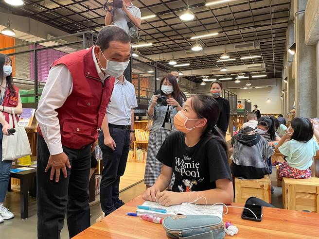 新北市长侯友宜今（8日）上午前往新北市艺文中心与板桥江子翠分馆视察防疫措施。（叶书宏摄）