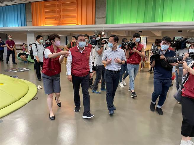 新北市长侯友宜今（8日）上午前往新北市艺文中心与板桥江子翠分馆视察防疫措施。（叶书宏摄）