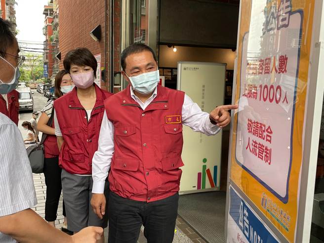 新北市长侯友宜今（8日）上午前往新北市艺文中心与板桥江子翠分馆视察防疫措施。（叶书宏摄）