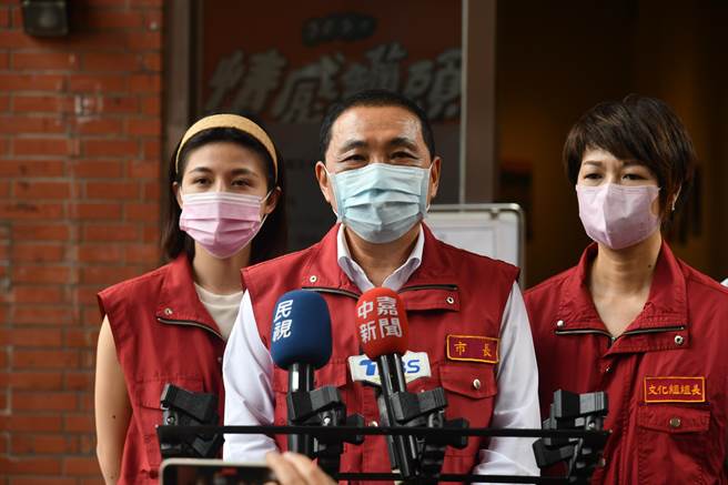 新北市长侯友宜今（8日）上午前往新北市艺文中心与板桥江子翠分馆视察防疫措施。（叶书宏摄）