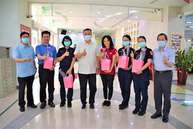 台中市警察局第五分局分局长林沐弘向女性员警致赠康乃馨、台式马卡龙、杯子蛋糕，表达母亲节的祝福与敬意。（卢金足摄）