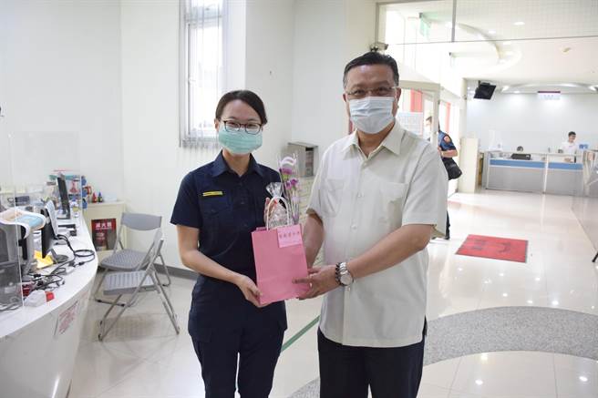 母亲节是重要节日，女性员警忙于工作与家人，令人敬佩。（卢金足摄）