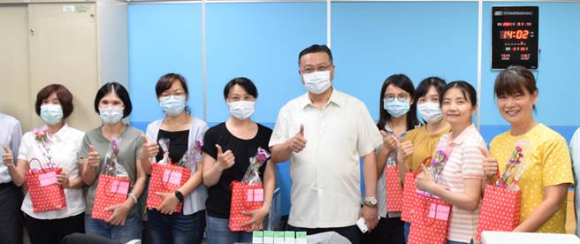 今年母亲节正逢新冠病毒疫情防疫的重要时刻，台中市警察局第五分局分局长林沐弘叮咛所有团队成员做好防疫工作，防疫不松懈。（卢金足摄）