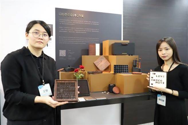 台科大设计系李俐臻(右)、王誉设计了一套活版印刷巧克力体验流程，将传统铅字改为巧克力。(台科大提供／李侑珊台北传真)