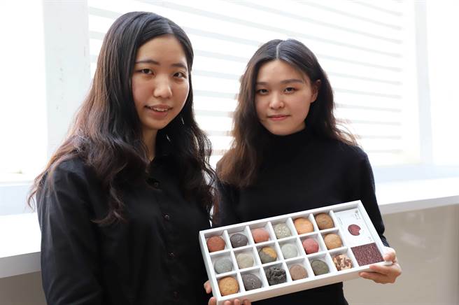 「吃土？」台科大设计系王靖蓉(左)、张雅茜把台湾的土壤做成各式可口的饼乾，让大家用「吃土」的方式认识台湾这块土地。。(台科大提供／李侑珊台北传真)