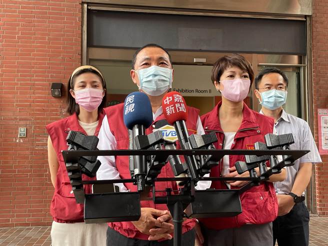 母亲节将至，新北市长侯友宜今（8日）上午出席市政行程说，因为工作一直很忙碌，最重要希望母亲平安健康、没有事情。（叶书宏摄）