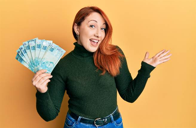 生肖鸡、兔、牛以及蛇的人会迎来上天赐予的好运势，不仅财运会大涨，更拥有数不尽的赚钱机会。（图／Shutterstock）