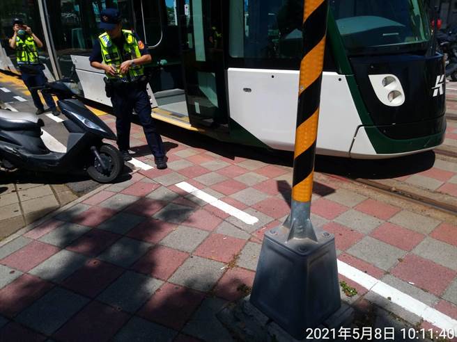 8日上午10點中山凱旋路口一輛機車違規右轉撞上輕軌列車，騎士受傷送醫。（高雄捷運公司提供／袁庭堯高雄傳真）