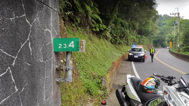 18歲嚴姓男子今（8日）上午11時許，騎乘機車搭載一名女子行經新北市北宜公路24.3公里處，疑因過彎不慎失控自撞山壁。（翻攝）
