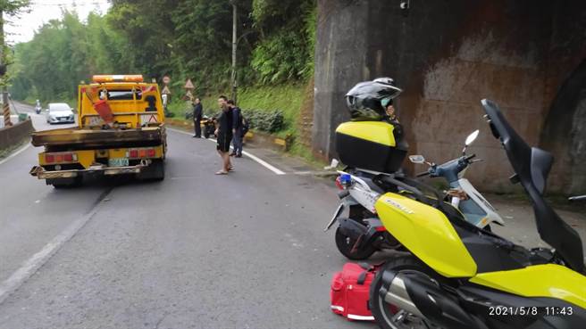 18歲嚴姓男子今（8日）上午11時許，騎乘機車搭載一名女子行經新北市北宜公路24.3公里處，疑因過彎不慎失控自撞山壁。（翻攝）