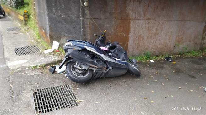 18歲嚴姓男子今（8日）上午11時許，騎乘機車搭載一名女子行經新北市北宜公路24.3公里處，疑因過彎不慎失控自撞山壁。（翻攝）