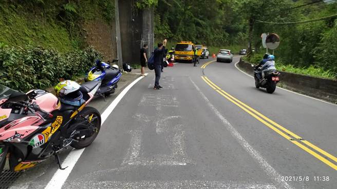 18歲嚴姓男子今（8日）上午11時許，騎乘機車搭載一名女子行經新北市北宜公路24.3公里處，疑因過彎不慎失控自撞山壁。（翻攝）