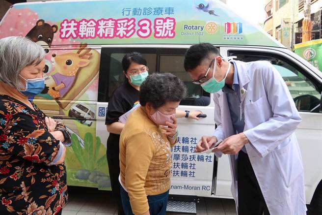 在母亲节前夕，南投基督教医院安排行动诊疗车深入社区检查发现，高达70％长辈有尿结石的现象。（读者提供／张妍溱台中传真）