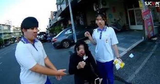 女高中生在伤者周围组成人墙，预防伤者再次被路过车辆撞上。（图／翻摄画面）