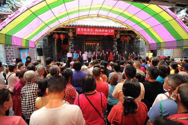 丰原慈济宫8日提早庆祝母亲节，现场吸引近500人共襄盛举。（丰原慈济宫提供／陈淑娥台中传真）