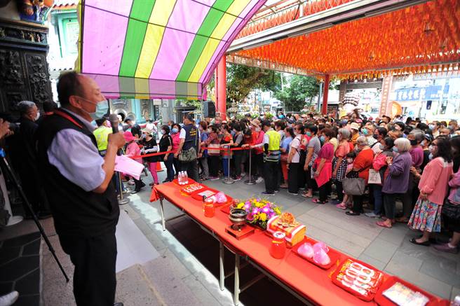 丰原慈济宫8日提早庆祝母亲节，现场吸引近500人共襄盛举。（丰原慈济宫提供／陈淑娥台中传真）