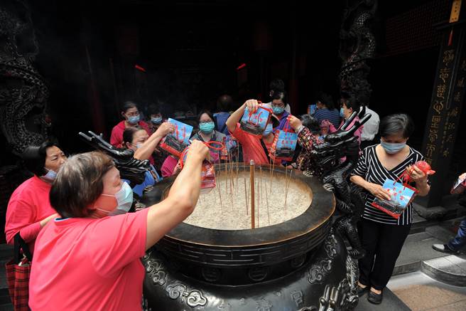 大家拿着祈福卡进大殿前，诚心拜妈祖过炉。（丰原慈济宫提供／陈淑娥台中传真）