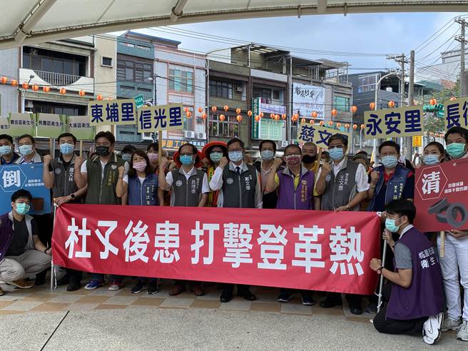 桃园市长郑文灿8日宣布提早启动登革热防治工作，除在350里设置3500个诱卵桶，他也亲示范「巡、倒、清、刷」，果真发现路边废轮胎、庙宇盆栽盘都积满水，呼吁全市动起来。(蔡依珍摄)