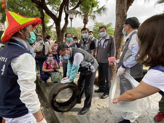 桃园市长郑文灿8日宣布提早启动登革热防治工作，除在350里设置3500个诱卵桶，他也亲示范「巡、倒、清、刷」，果真发现路边废轮胎、庙宇盆栽盘都积满水，呼吁全市动起来。(蔡依珍摄)