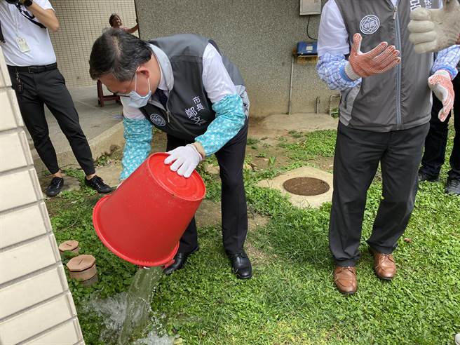 桃园市长郑文灿8日宣布提早启动登革热防治工作，除在350里设置3500个诱卵桶，他也亲示范「巡、倒、清、刷」，果真发现路边废轮胎、庙宇盆栽盘都积满水，呼吁全市动起来。(蔡依珍摄)