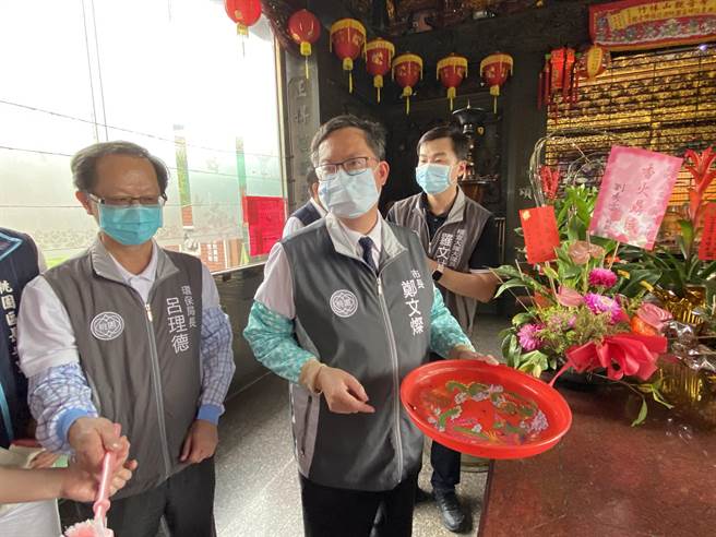 桃园市长郑文灿8日宣布提早启动登革热防治工作，除在350里设置3500个诱卵桶，他也亲示范「巡、倒、清、刷」，果真发现路边废轮胎、庙宇盆栽盘都积满水，呼吁全市动起来。(蔡依珍摄)