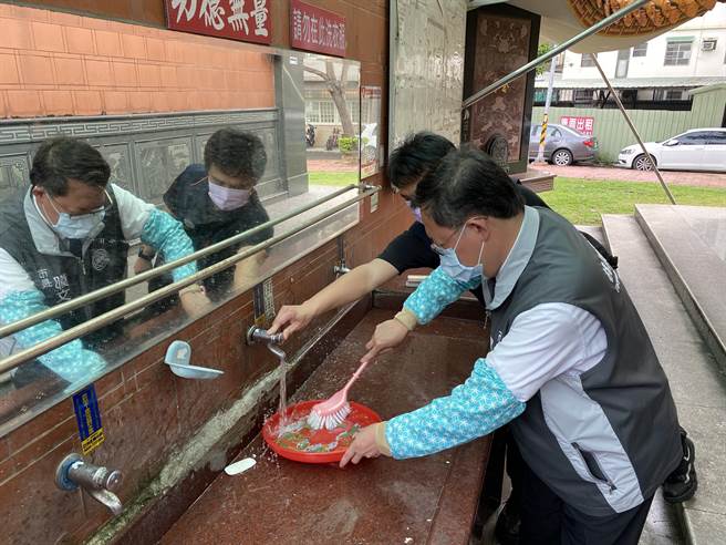 桃园市长郑文灿8日宣布提早启动登革热防治工作，除在350里设置3500个诱卵桶，他也亲示范「巡、倒、清、刷」，果真发现路边废轮胎、庙宇盆栽盘都积满水，呼吁全市动起来。(蔡依珍摄)