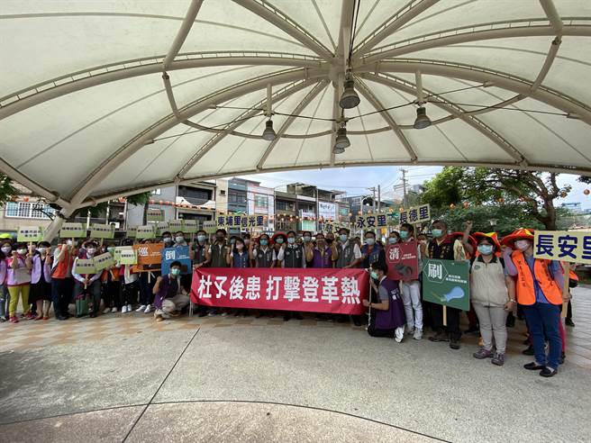 桃园市长郑文灿8日宣布提早启动登革热防治工作，除在350里设置3500个诱卵桶，他也亲示范「巡、倒、清、刷」，果真发现路边废轮胎、庙宇盆栽盘都积满水，呼吁全市动起来。(蔡依珍摄)