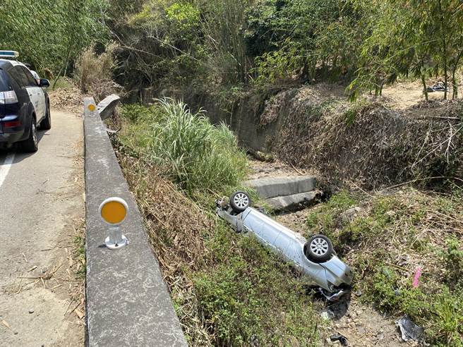 台中市北屯區清水巷7日發生一起汽車為閃避對向汽車，疑失控自撞路邊，整部車翻落山坡的交通事故。（民眾提供／盧金足台中傳真）