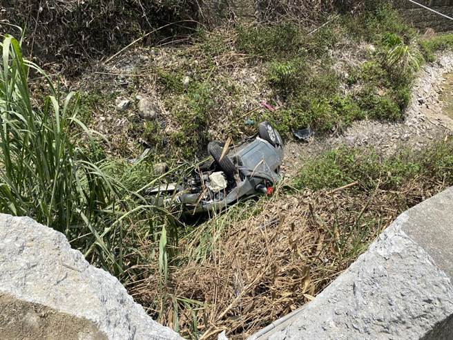 台中市北屯區清水巷7日發生一起汽車為閃避對向汽車，疑失控自撞路邊，整部車翻落山坡的交通事故。（民眾提供／盧金足台中傳真）