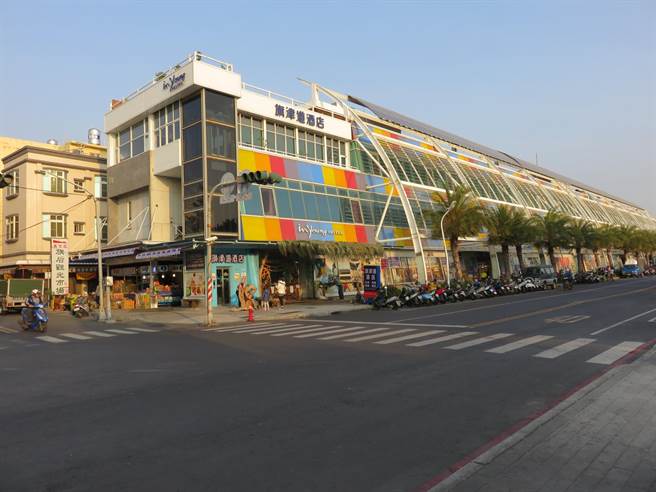 旗津特色帆船造型地标旗后公有市场也将针对内部通风、照明与结构规画改善工程。（柯宗纬翻摄）