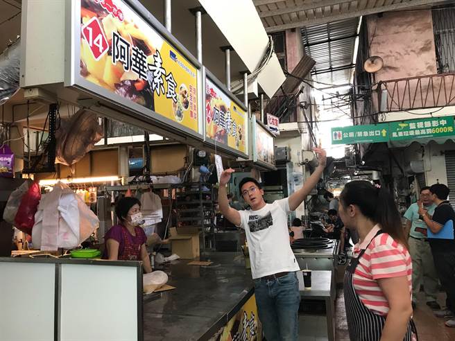 高雄市经发局长廖泰翔（左2）亲自走访市场了解需求。图为阿莲公有市场。（柯宗纬翻摄）