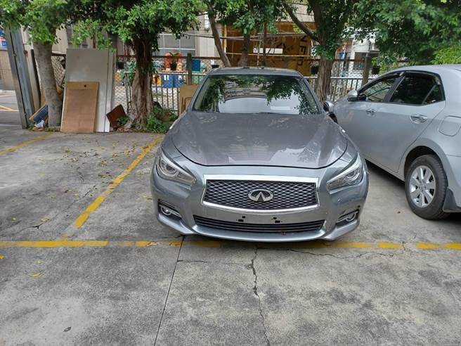 警方巡逻经过上前盘查，发现车牌竟是「压克力板」作的假车牌，并在车内查获1把改造手枪及4颗子弹，讯后依法送办。（翻摄照片／叶书宏新北传真）