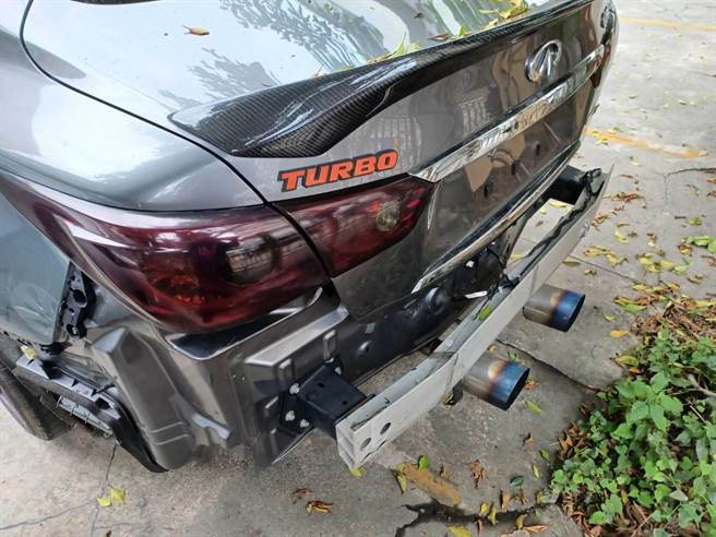 警方巡逻经过上前盘查，发现车牌竟是「压克力板」作的假车牌，并在车内查获1把改造手枪及4颗子弹，讯后依法送办。（翻摄照片／叶书宏新北传真）